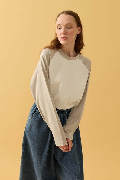 Ceylan Otantik Body cu mâneci raglan gri, cu bază ecru.