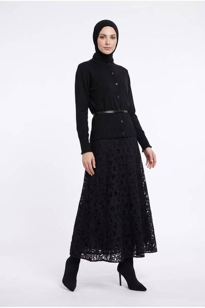 Armine Cardigan basic cu decolteu rotund la baza gâtului, cu curea cu nasturi...