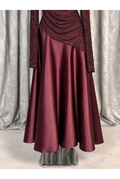 ELORA FASHION فستان ميدي عنابي بصدْر مرصّع وتنورة ساتان.