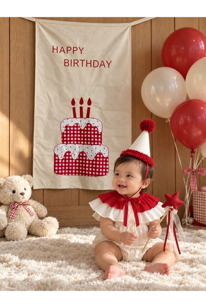 Tly Home Textiles Nakış ve Aplike İşlemeli Keten Doğum Günü Duvar Panosu 70×120 cm – Kırmızı Pötikare Pasta