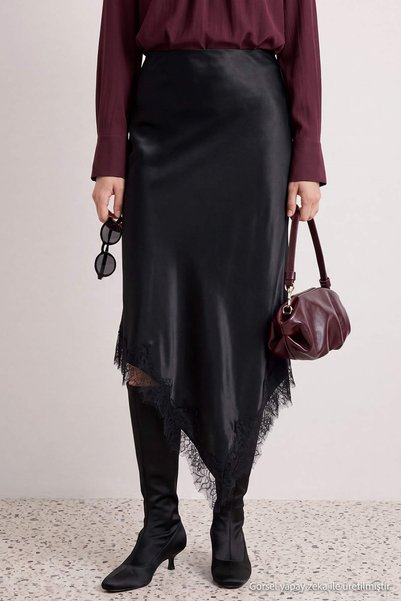 Trendyol Collection Fusta midi neagră asimetrică din satin cu dantelă croială...