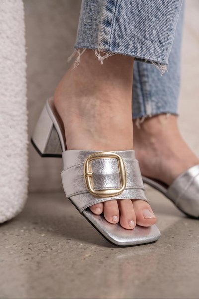 NOVELLAM SHOES Kadın İgor Gümüş Kemer Detaylı Kalın Topuklu Rahat Kalıp Terlik