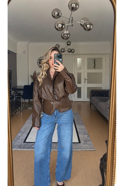 Maelle Studio سترة جلدية ذات لون بني مع تفاصيل عند الخصر