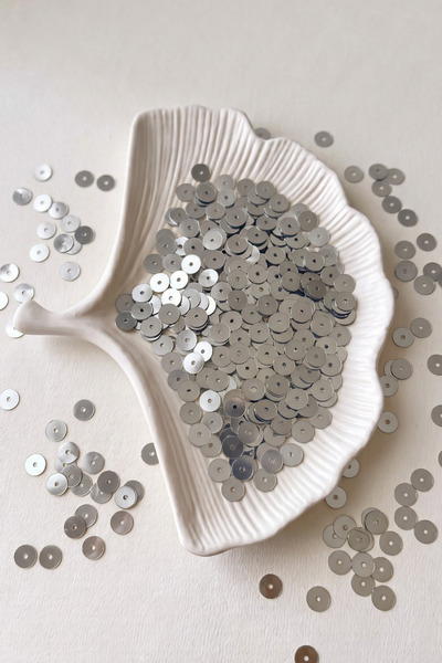 hobi dünyası evim 10 Gram Ortadan Delikli 8 mm Gümüş Plastik Payet Pul - Güpü...