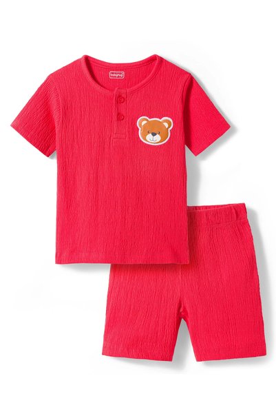Baby Hug طقم تي شيرت وشورت من نسيج جيرسيه نصف الأكمام من بيبي هاج مع تطريز عل...