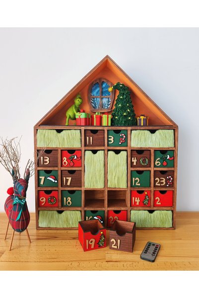 White Rabbit Art Works Grinch Ahşap Takvim – El Yapımı 24 Çekmeceli Yılbaşı Dekoru