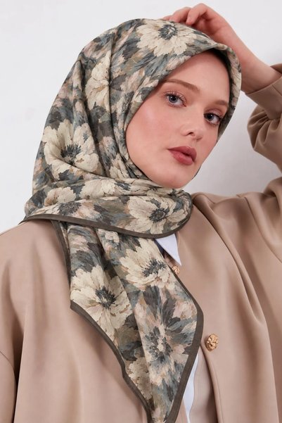 Lesscarves Шал от памучна коприна с флорални мотиви LS2214