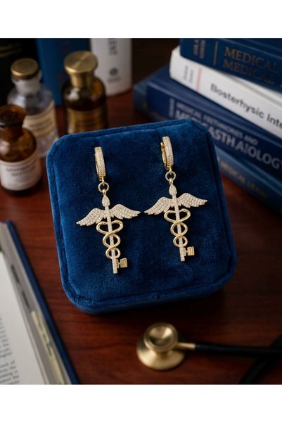 HOŞGÖR ACCESSORIES أقراط من الفولاذ بتصميم مفصل على شكل مفتاح مزين بحجر الزركون