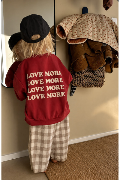 Pamuk Saray سويت شيرت للأطفال من Love More مطبوع من الأمام والخلف باللون الأح...