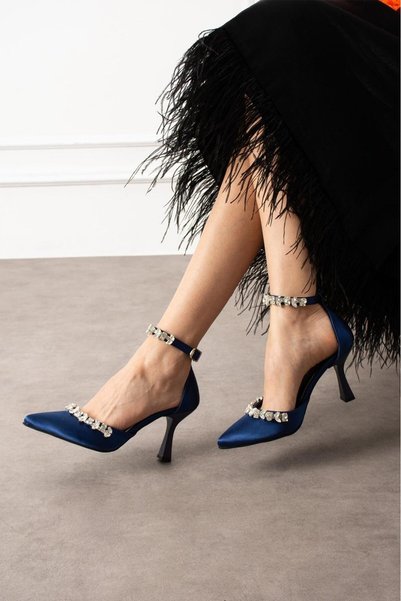 yaren shoes حذاء نسائي للسهرة باللون الأزرق الداكن من الساتان