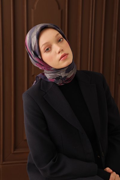 Silk Home وشاح فيلورا بنقشة الزهور باللون الأزرق الداكن