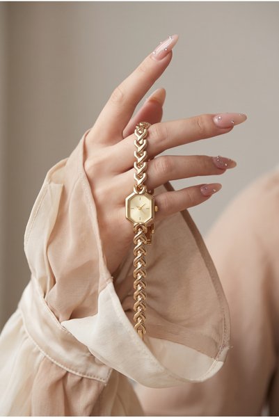 KLISHE Butik Women's Steel Watch Gold Color Geometric Case Vintage Luxury |   Elegant Stylish Classic Old Money Women's Wristwatch |   Limited Edition 2027