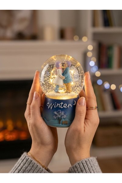 Işıklı Romantik Sevgili Temalı Kar Küresi – "Winter" Tasarımlı Dekoratif Gece Lambası