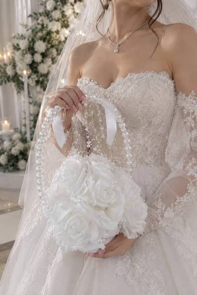 Generic Brand Buchet de Mireasă Elegance cu Trandafiri Albi, Perle și Mânere ...