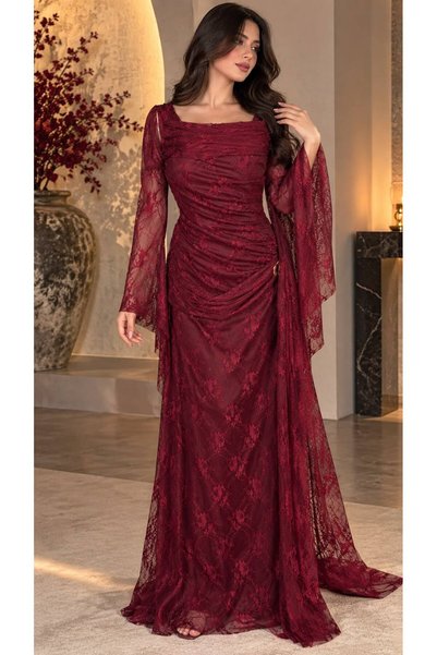 ELORA FASHION فستان دانتيل عنابي بدرابيه جانبي وشال طويل.
