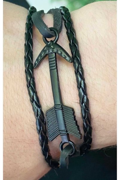 asya stil El Bilek: A men's leather bracelet with a modern design, adorned wi...