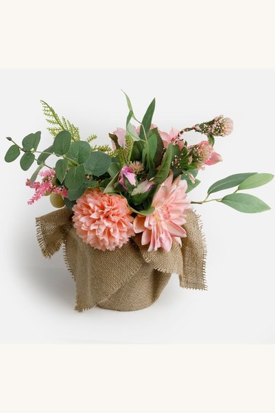 Comerivo Ghivec decorativ infasurat in iuta cu flori roz si crengi verzi 14x34cm