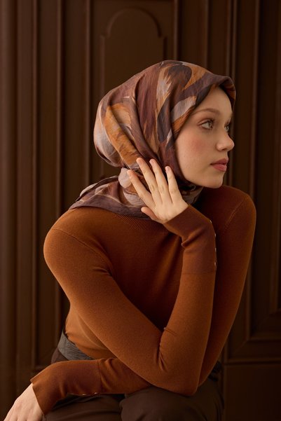 Silk Home وشاح فيلورا بنقشة الزهور باللون البني الشوكولاتي
