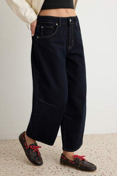 Trendyol Collection بنطلون جينز أزرق داكن بخصر منخفض وطول الكاحل TWOAW27JE00301