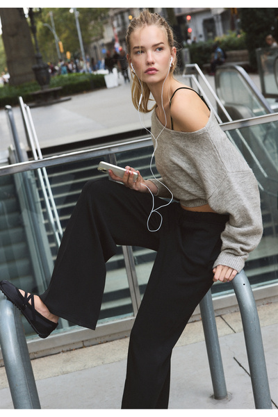 Stradivarius Yumuşak dokulu, önü dikiş detaylı geniş paça jogger pantolon