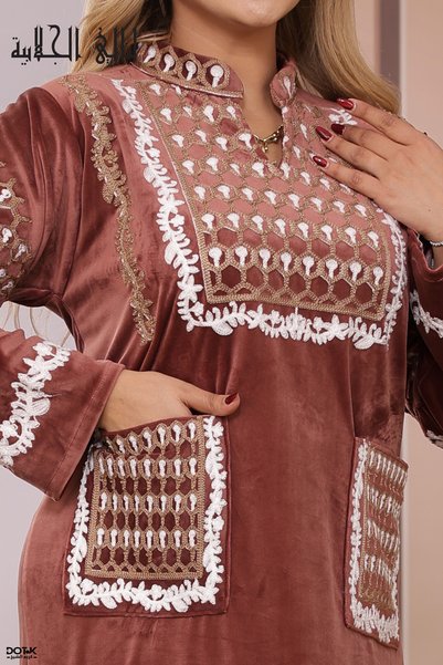Lyaly aljlabyh جلابية مخمل ملكي فاخرة بجيبين أمامیين وتطريز شبكي عريض - ليالي...