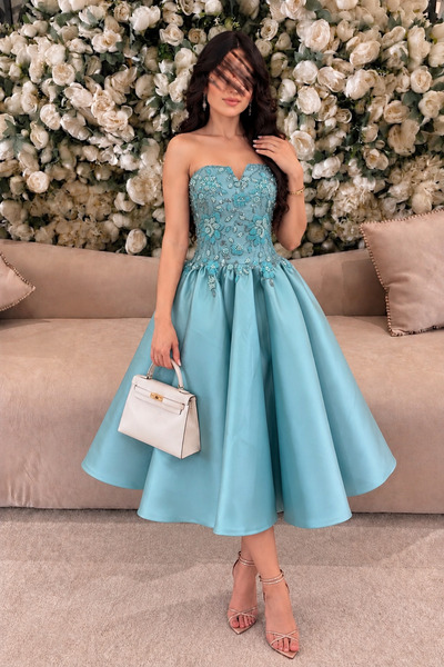 Calissa Store فستان سهرة فاتح بكورسيه مرصع باللؤلؤ والكريستال وشال شيفون أنيق