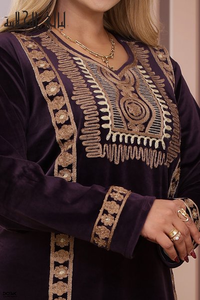 Lyaly aljlabyh جلابية مخمل ملكي فاخرة بخطوط تطريز جانبية وطوق هندسي -ليالي ال...