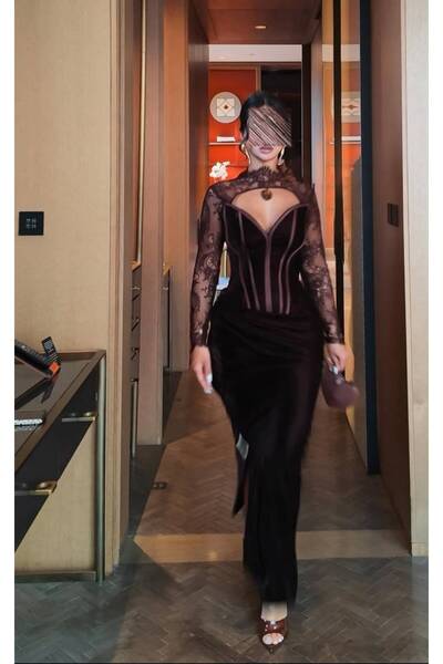 SANAYAS فستان سهرة طويل بلون بني داكن من المخمل الناعم