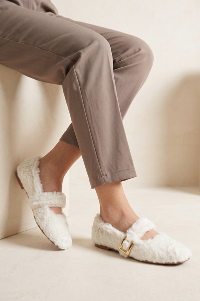 Moda Devrin Kadın Krem Peluş Kürklü Lastik Tokalı Düz Taban Günlük Ev Babeti ve Terliği