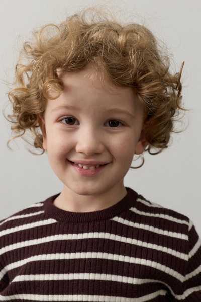 Fahhar Kids كنزة ناعمة مخططة باللون البني
