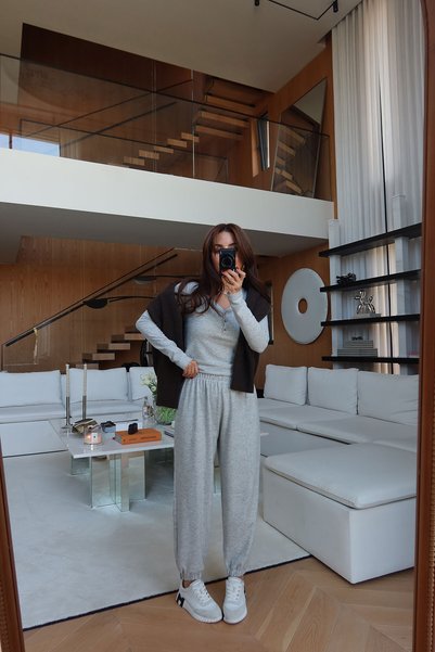 Özge Özgenç Yakası Düğmeli Kırçıllı Bluz Pantolon Takım