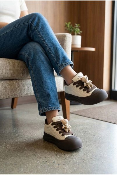 ShoeTek حذاء رياضي نسائي من Lelnon برباط من الجلد باللون البيج مع إكسسوارات س...