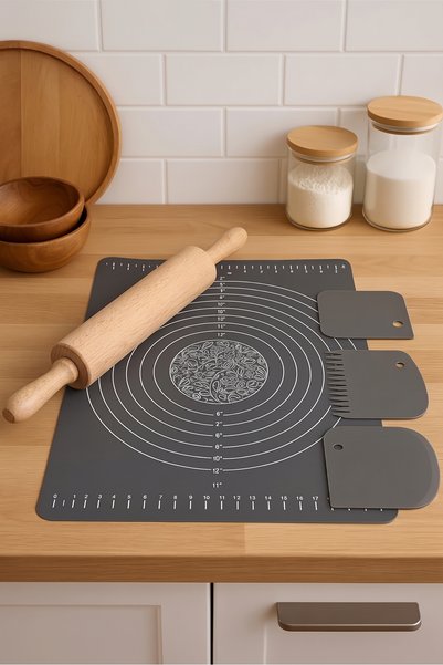 RED KİTCHEN 5 Parça Hamur Açma Seti - Ölçülü Silikon Hamur Matı Pişirme Matı + Ahşap Merdane + 3'lü Hamur Kesici ve Şekillendirici Spatula
