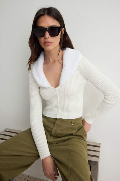 TRENDYOLMİLLA Ekru Çıkarılabilir Kürk Detaylı Fitted Triko Hırka TWOAW27HI00164