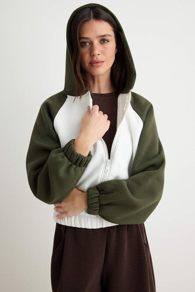 Trendyol Collection سويت شيرت بومبر ملون باللون الكاكي مع سحاب أمامي وصوف داخ...