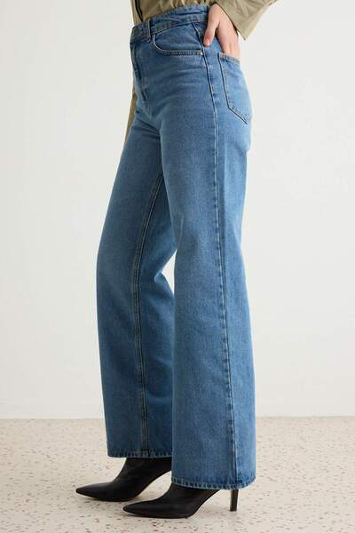 Trendyol Collection جينز أزرق عالي الخصر TWOAW27JE00211
