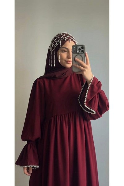 inci wears فستان حجاب من الكريب ذو طبقة واحدة بلون أحمر داكن مع أكمام مزينة ب...