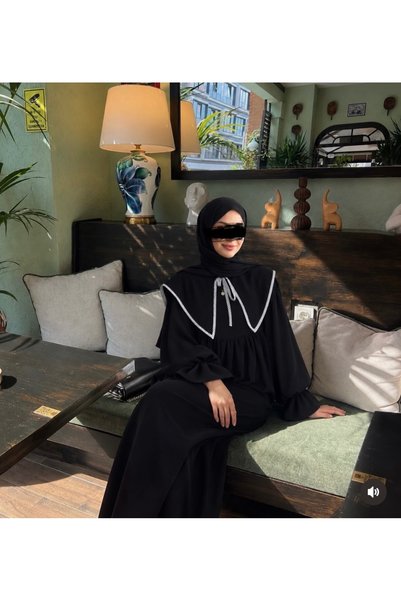 inci wears Adriana Krep Seyyar Black Hijab Dress with Collar