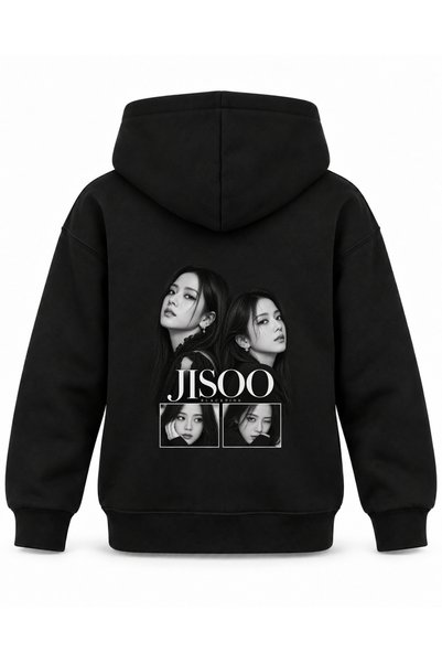 SVART WEAR هودي أسود مطبوع بياقة مزدوجة للأطفال من BLACKPINK JISOO