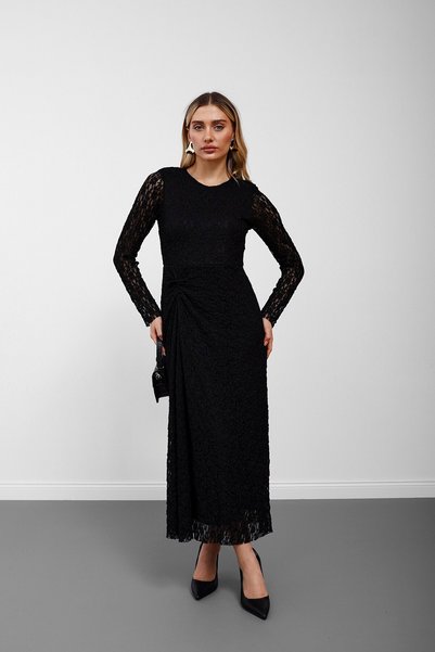 Serica Moda Μαύρο μακρύ βραδινό φόρεμα με δαντέλα και υφή κορδόνι