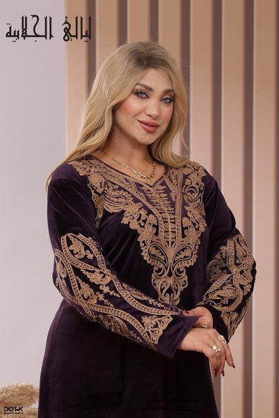 Lyaly aljlabyh جلابية مخمل ملكي فاخرة بتطريز تاج كشميري ممتد وأكمام مطرزة - ل...