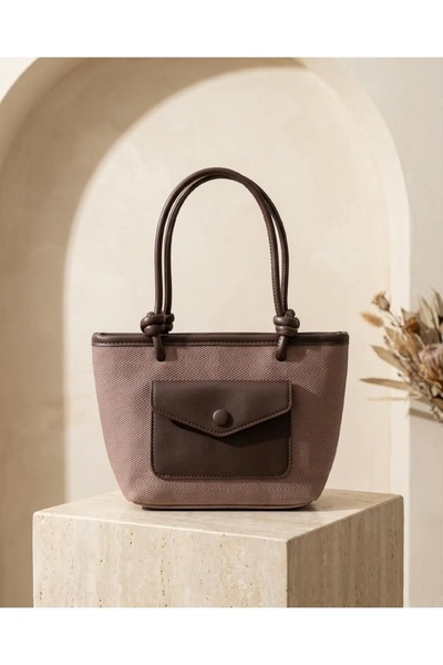 Generic Brand Classic Women's Bag with a Modern Touch