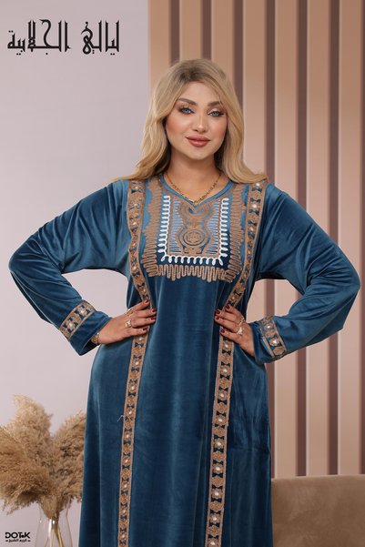 Lyaly aljlabyh جلابية مخمل ملكي فاخرة بخطوط تطريز جانبية وطوق هندسي -ليالي ال...