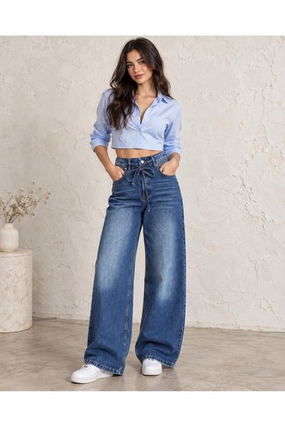 KENE JEANS بنطلون جينز دينيم بقصة كاملة واسعة الساقين، مزين بحزام مطرز باللون...