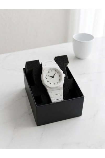 Beyaz Analog Kol Saati, Siyah Kutulu Minimalist Tasarım