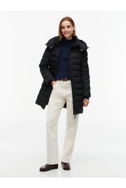 Tommy Hilfiger معطف أسود للنساء بشعار العلامة التجارية، مناسب للاستخدام اليومي