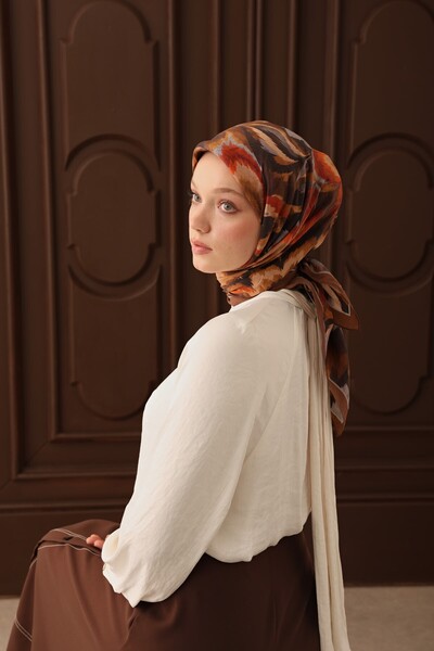 Silk Home وشاح فيلورا بنقشة الزهور باللون البني الحليبي