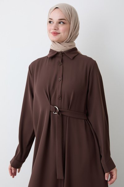 InStyle فستان بني بأزرار ومشبك