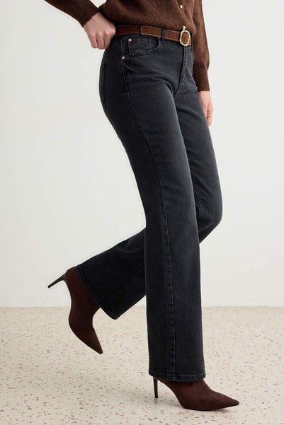 TRENDYOLMİLLA Siyah Kahverengi Kemerli Az Esnek Normal Bel Bootcut Jeans TWOA...