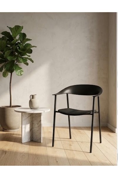 IN HOME STORE كرسي مفرد بتصميم عصري مسند ظهر منحني بلاستيك ومعدن أسود